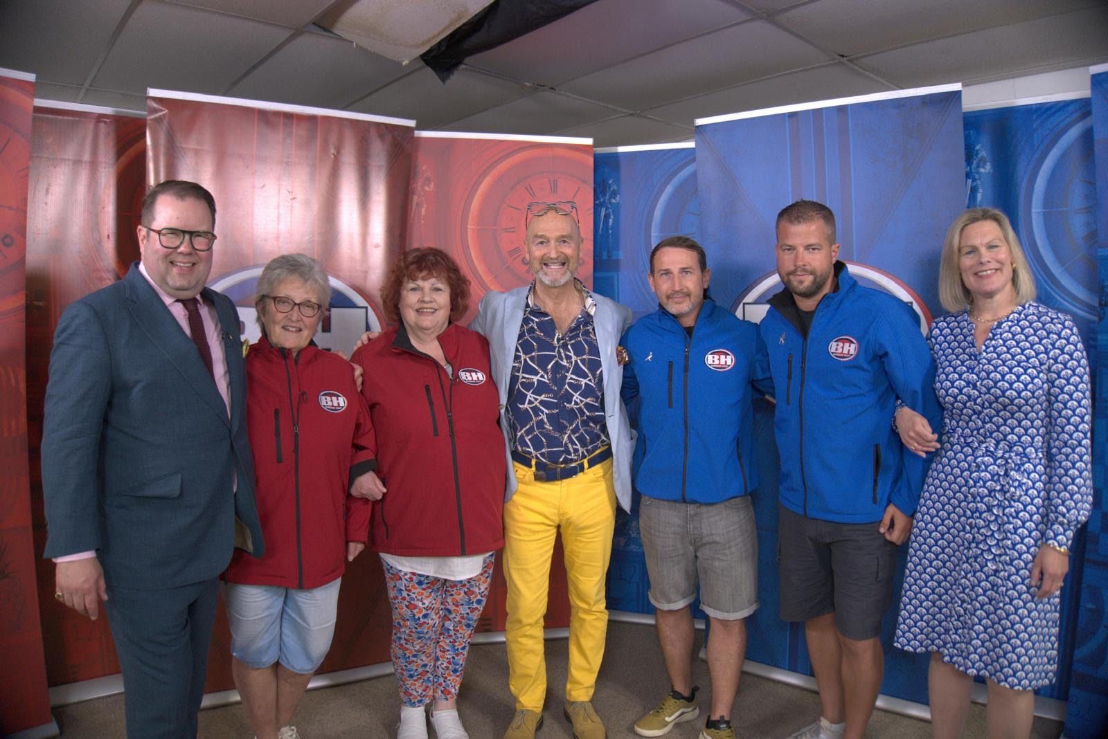 David Harper, centre, with presenters Thomas Forrester, left, Kate Bliss, right, and 'Bargain Hunt' contestants